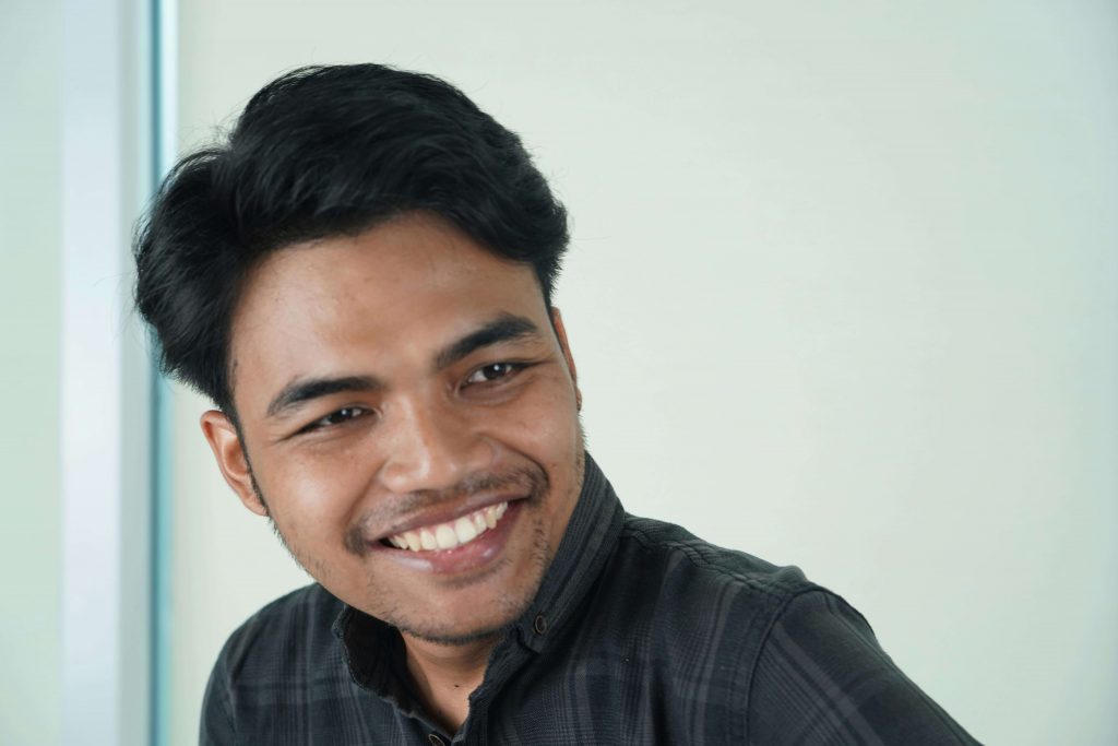 Man smiling happily, symbolizing healing and progress through men’s therapy for emotional patterns in Colorado Springs, CO.
